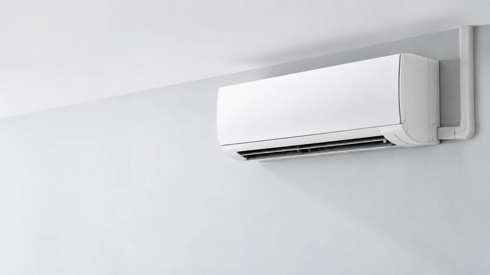 Split de aire acondicionado instalado en la pared de una vivienda en Mallorca