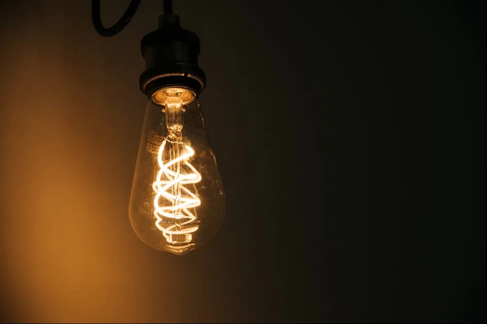 Bombilla de filamento encendida: instalaciones eléctricas en Mallorca
