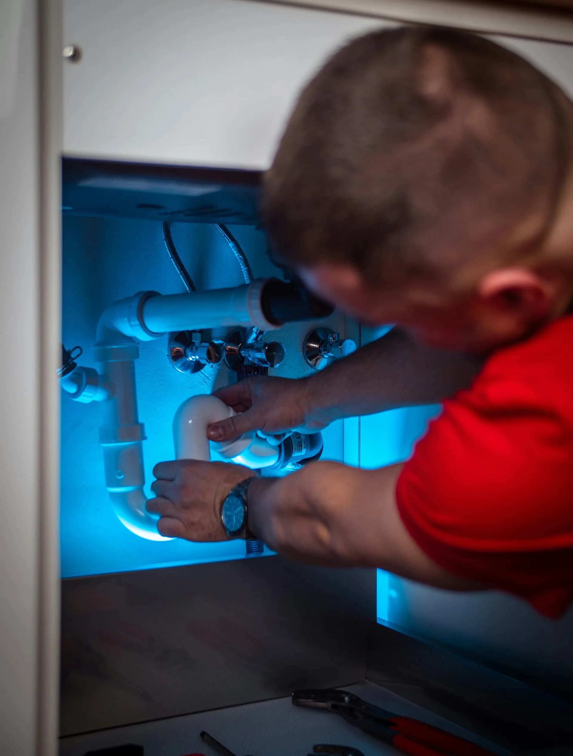 Técnico revisando una instalación de tratamiento de agua en Mallorca