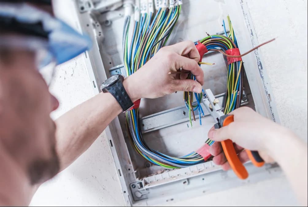 Electricista conectando el cableado de un cuadro eléctrico en una vivienda de Mallorca